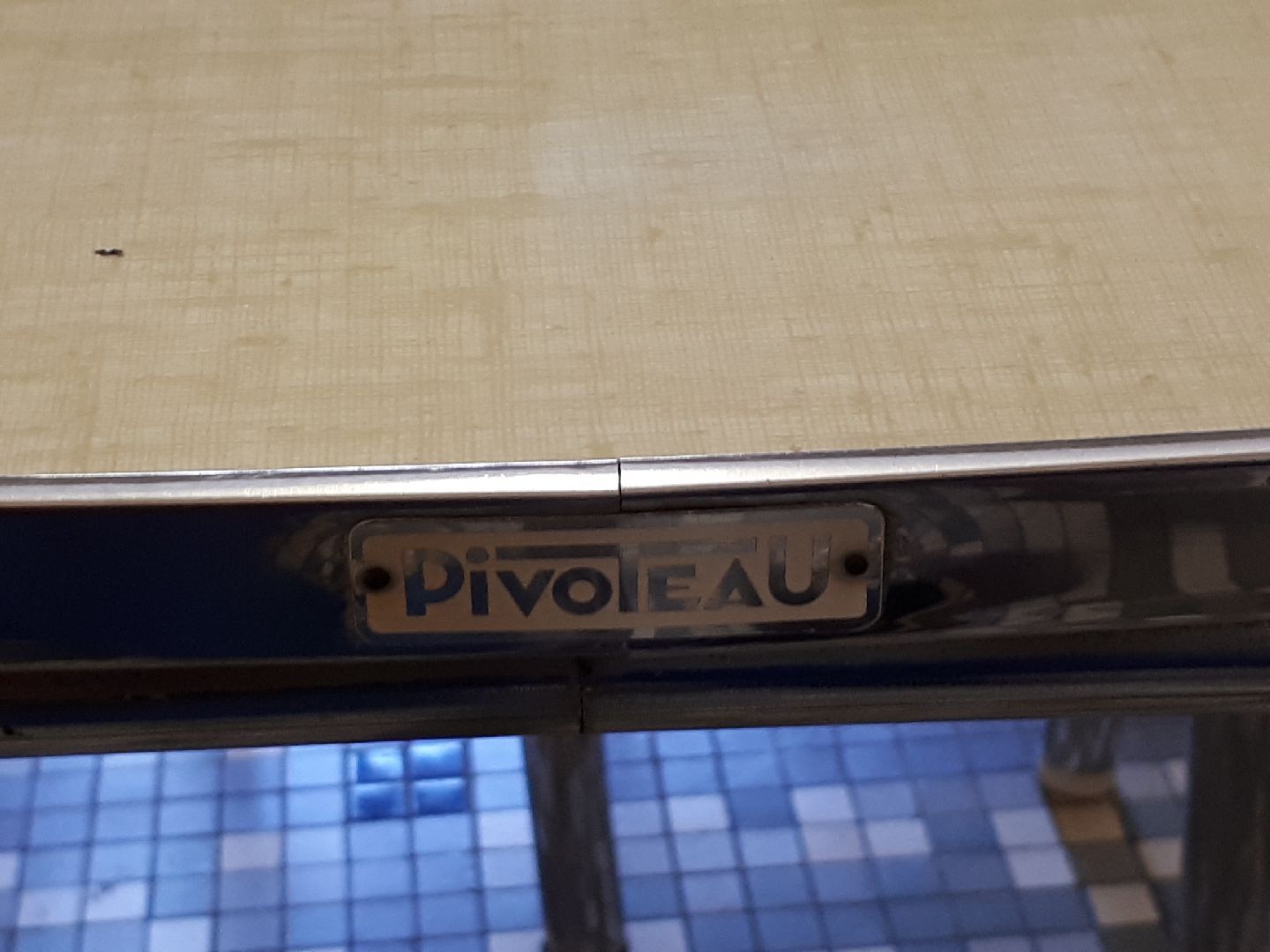 Pivoteau in formica kitchen set