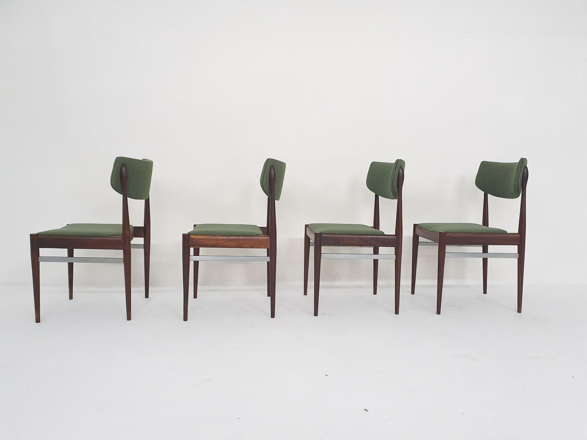 Ensemble de quatre chaises de salle à manger AWA en palissandre, Pays-Bas des années 1960