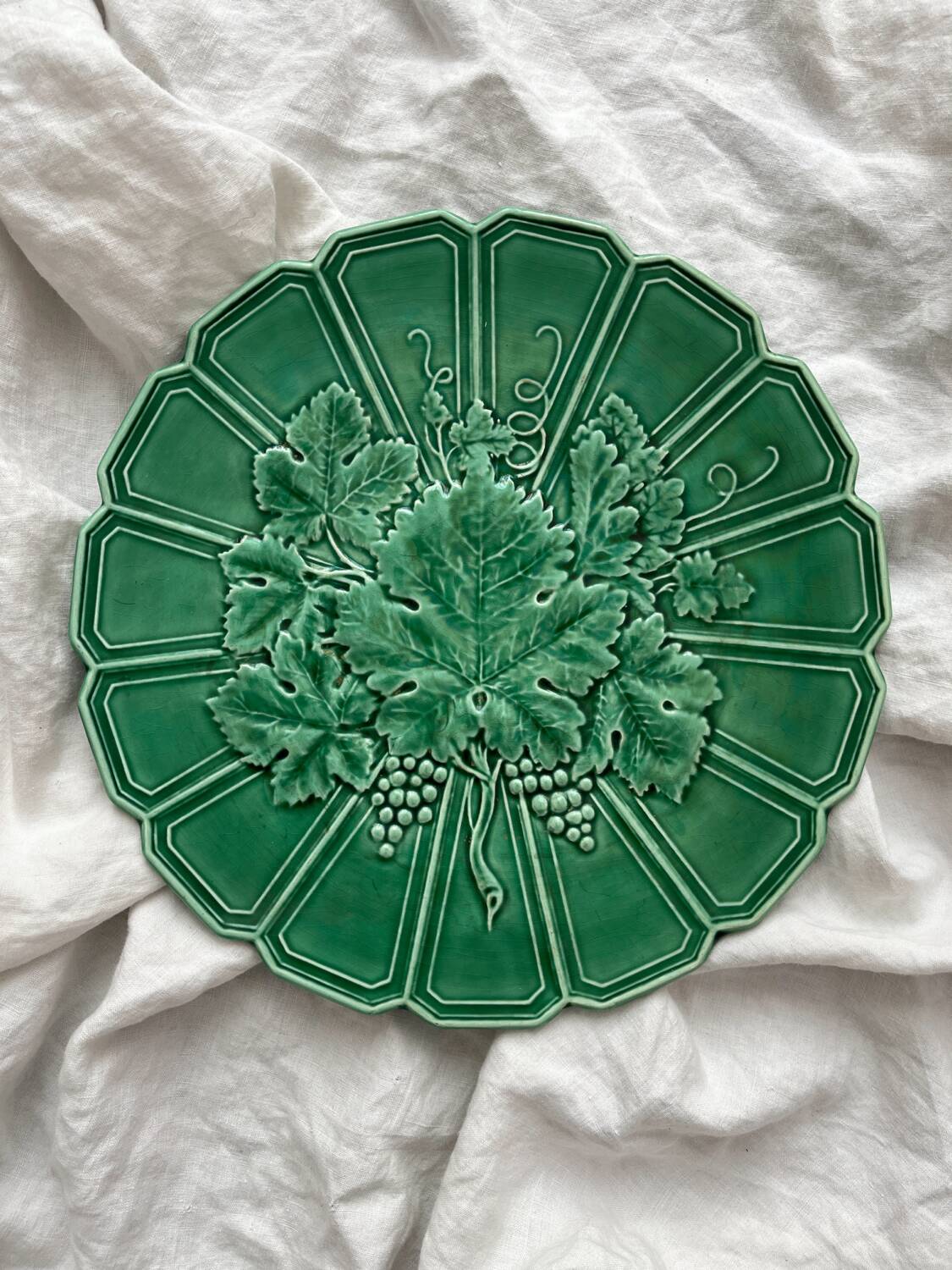 Round dish in Sarreguemines vine leaf slip