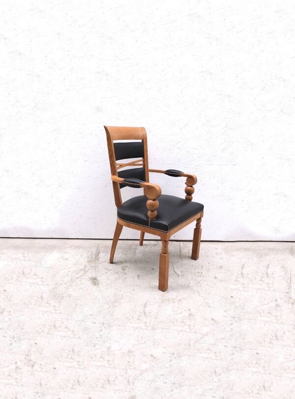 Fauteuil de style Neo Basque de Benjamin GOMEZ en chêne massif et cuir, 1940