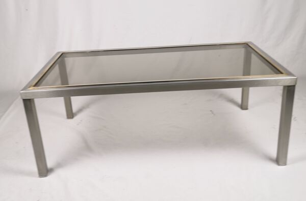 Suite de 5 tables basses en métal chromé, laiton, verre fumé vers 1970