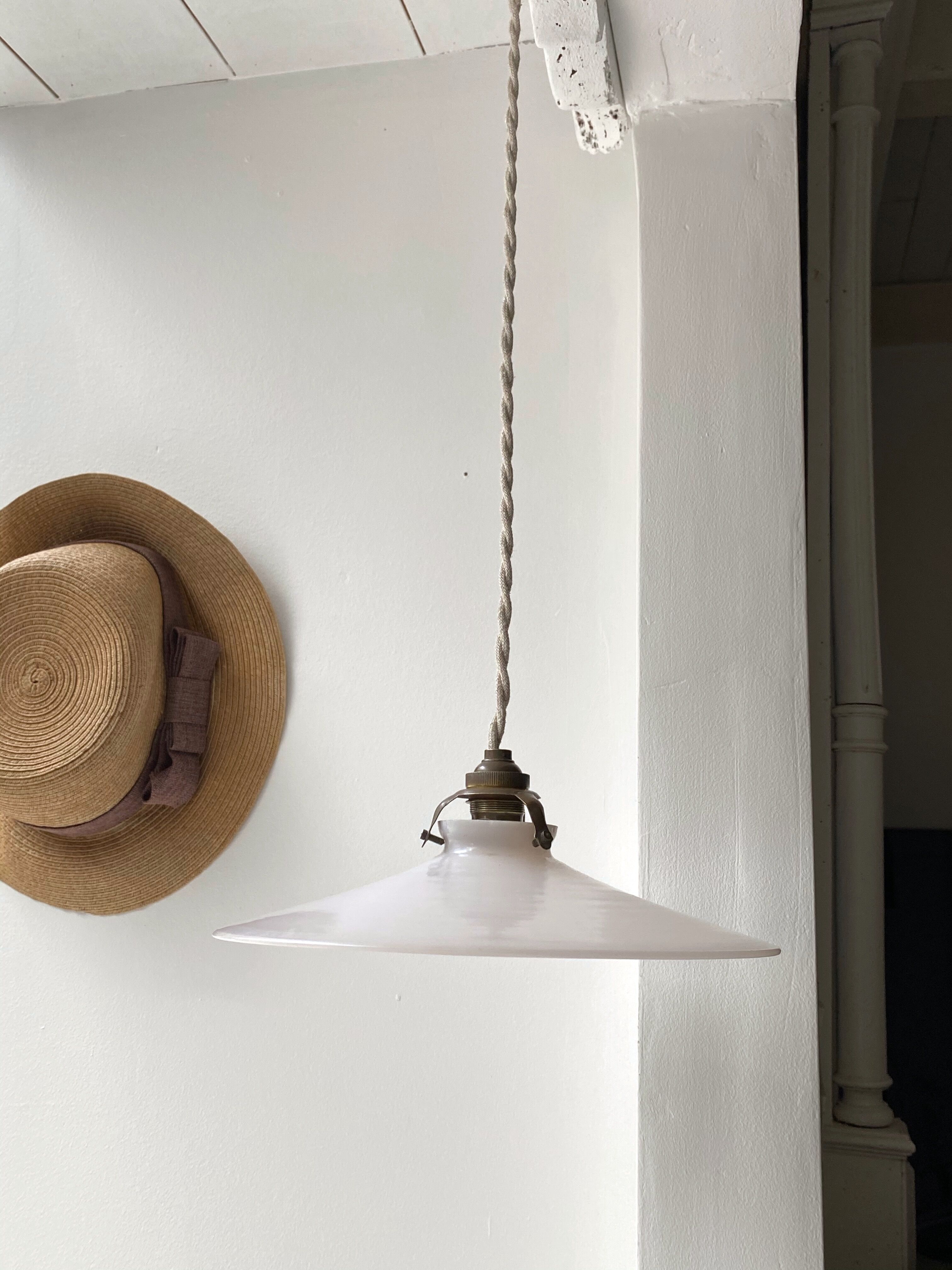 Opaline suspension