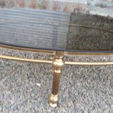 Table basse ovale en laiton doré et verre fumé 1970
