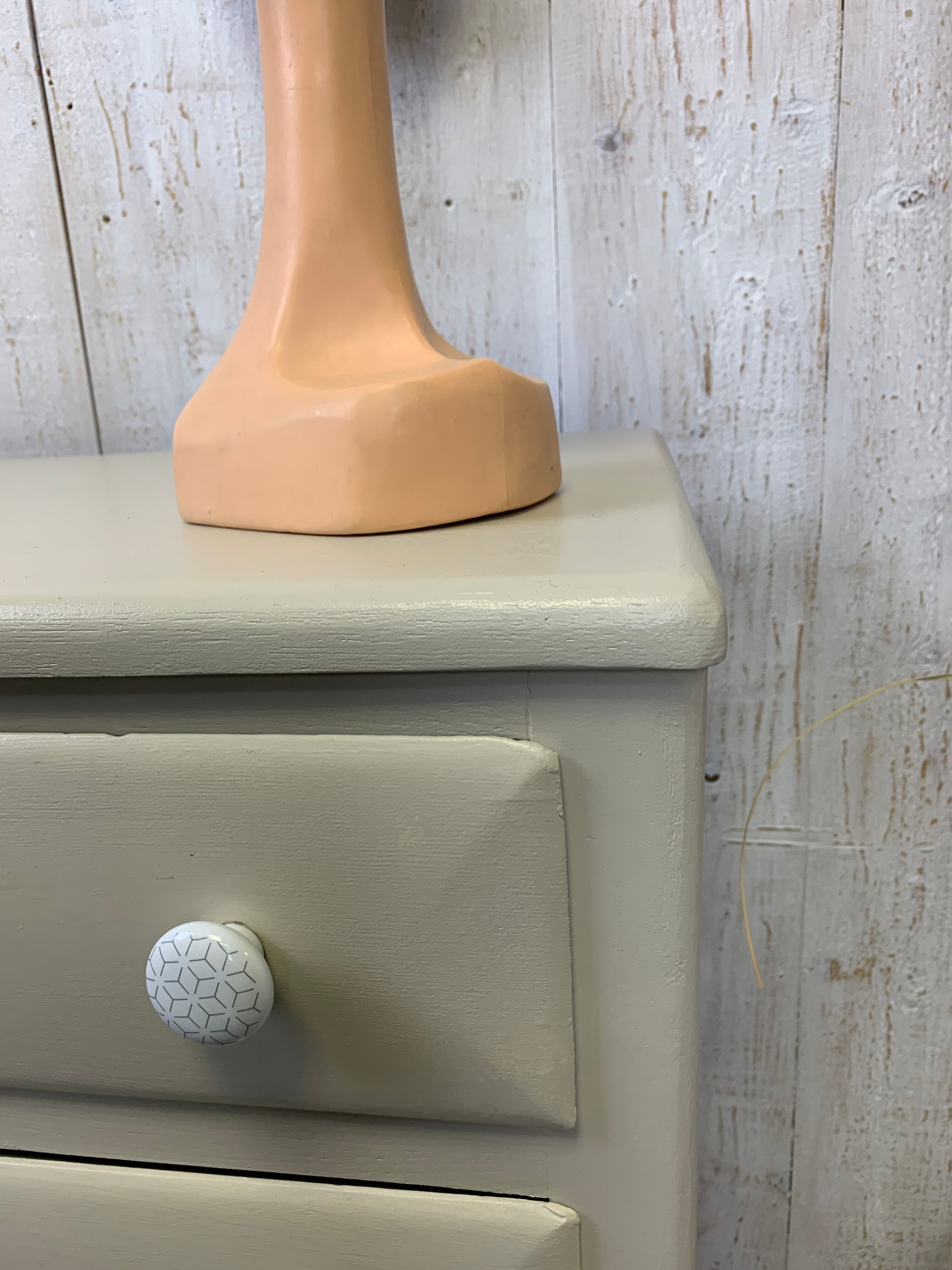 Dresser with compass feet