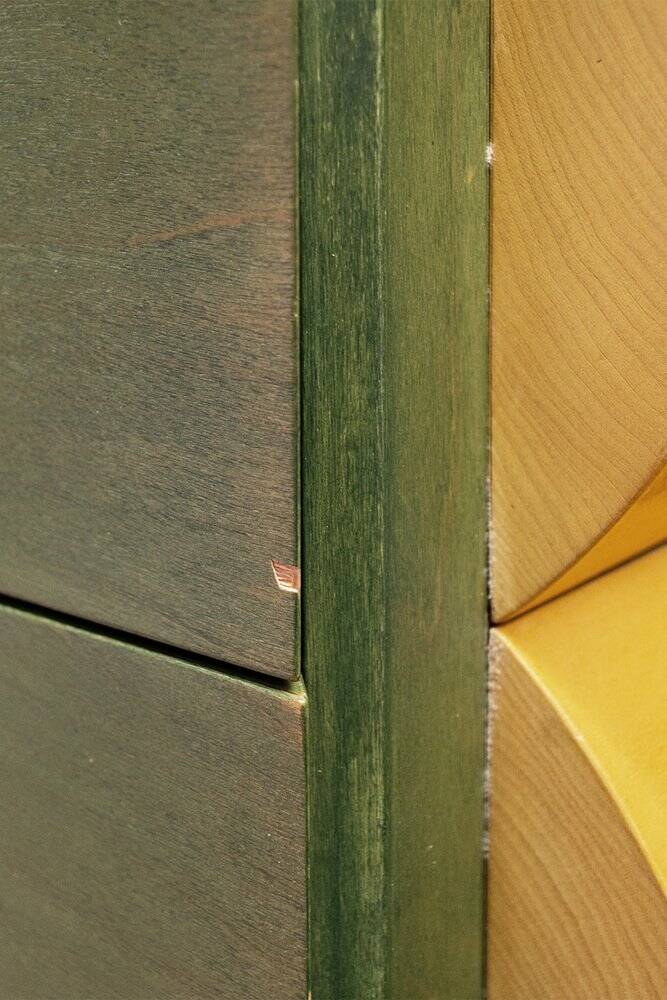 Cassettiera architettonica postmoderna in natural wood and wood tinto all'anilina, anni '80