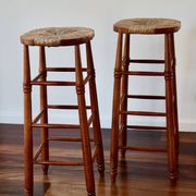 Tabouret de bar ancien en bois et assise paillée