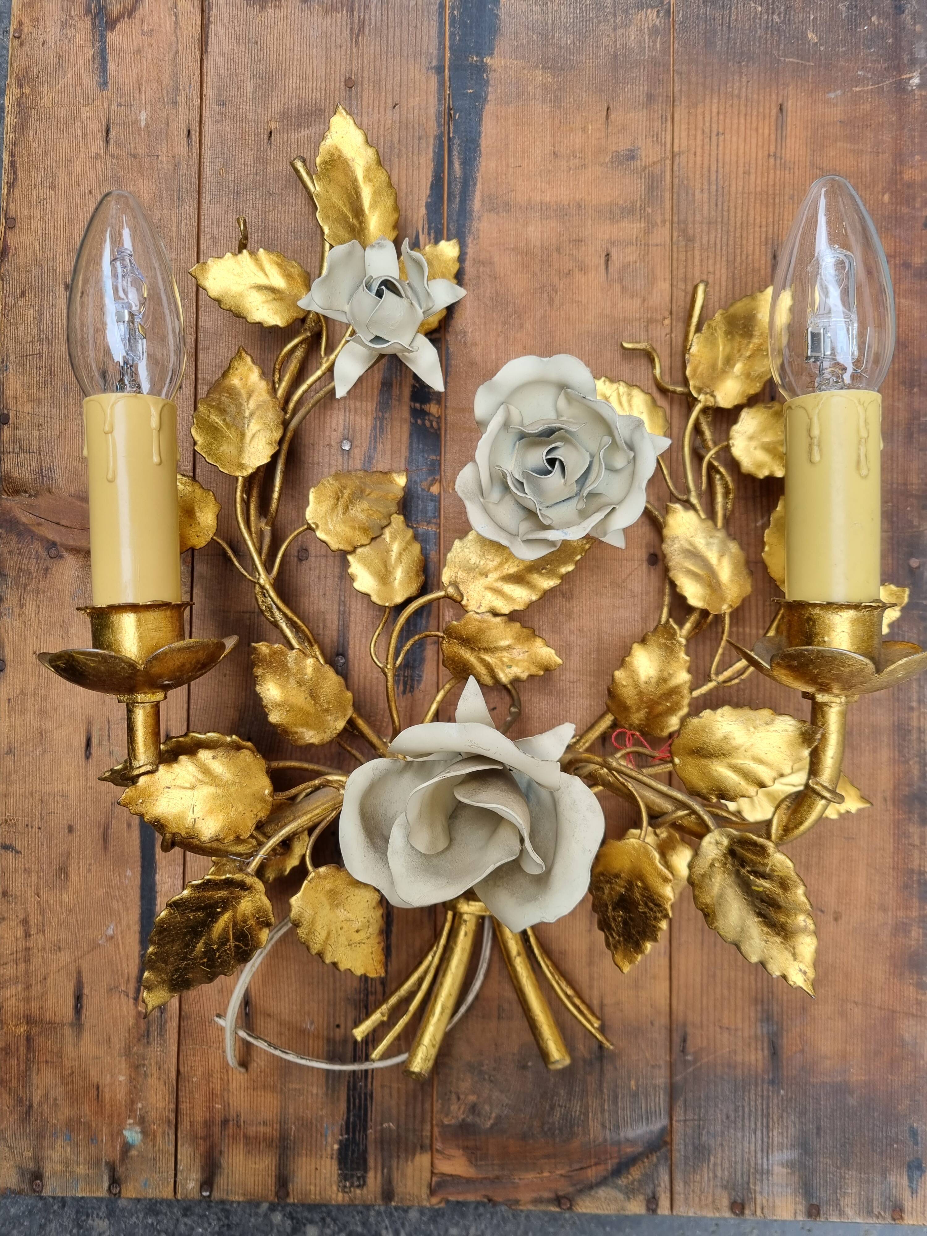 Floral golden wall lamp