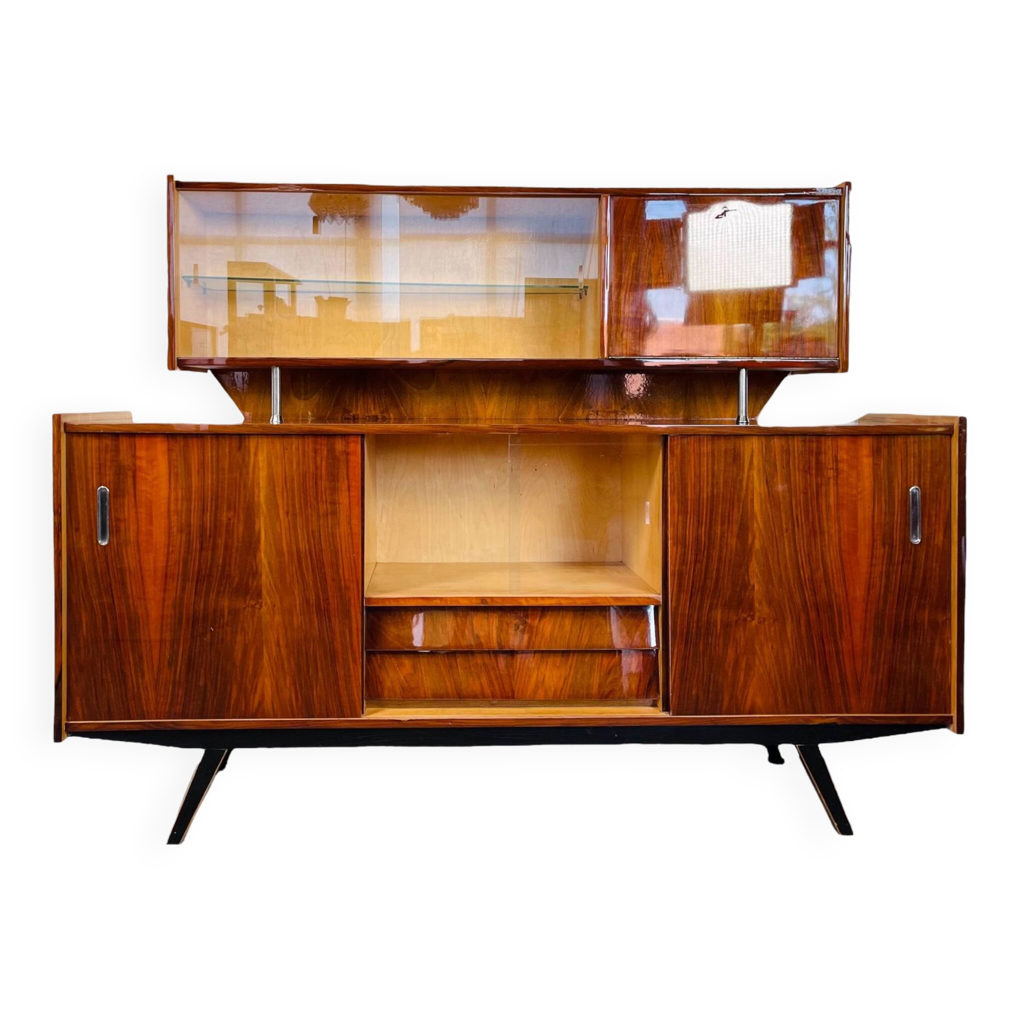 buffet vintage avec un élément supplémentaire