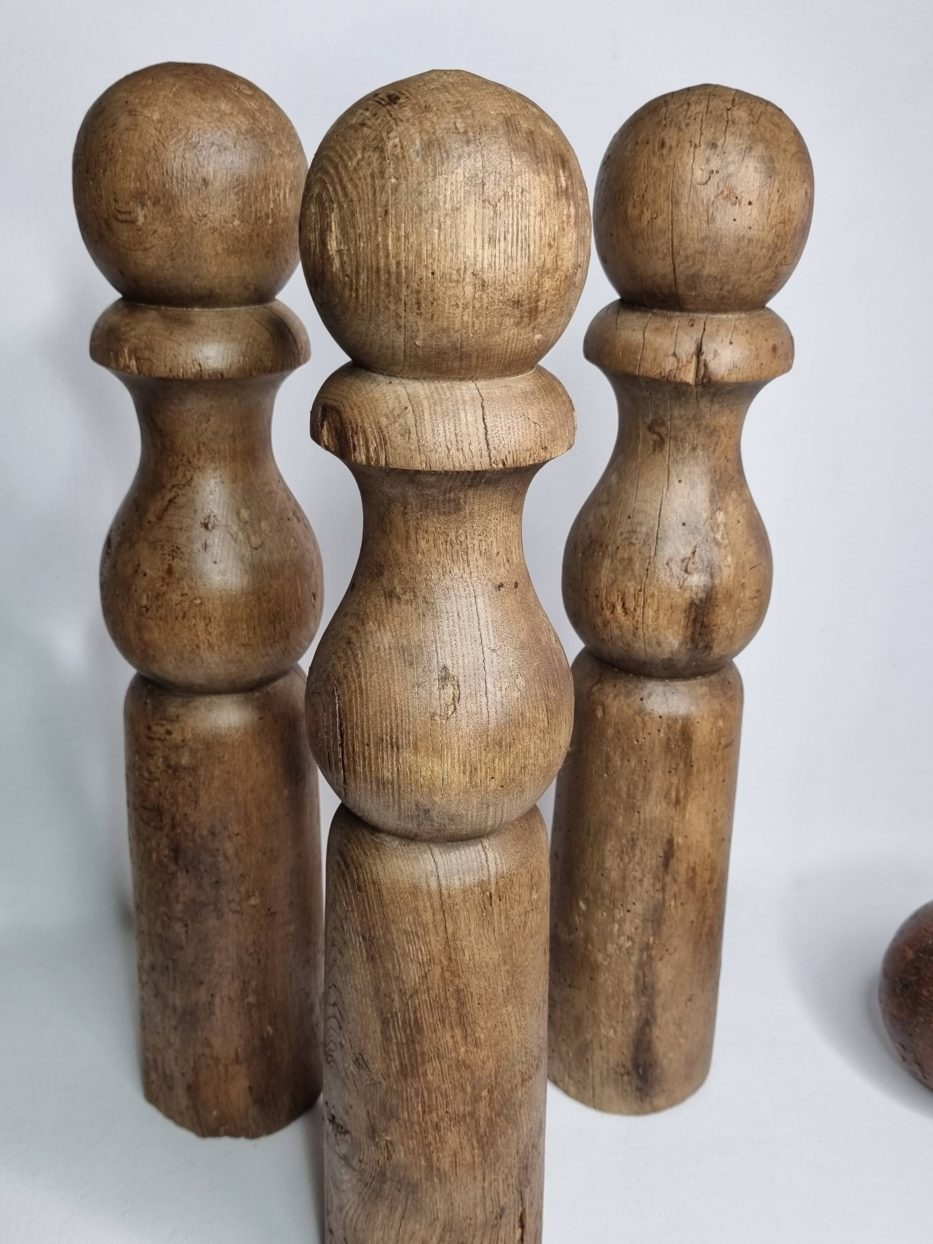 Ancien jeu de quilles grande taille en bois tourné, 52 cm