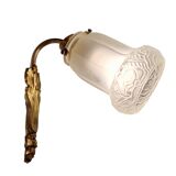 Paire d'appliques Art Nouveau en bronze doré et verre moulé dépoli
