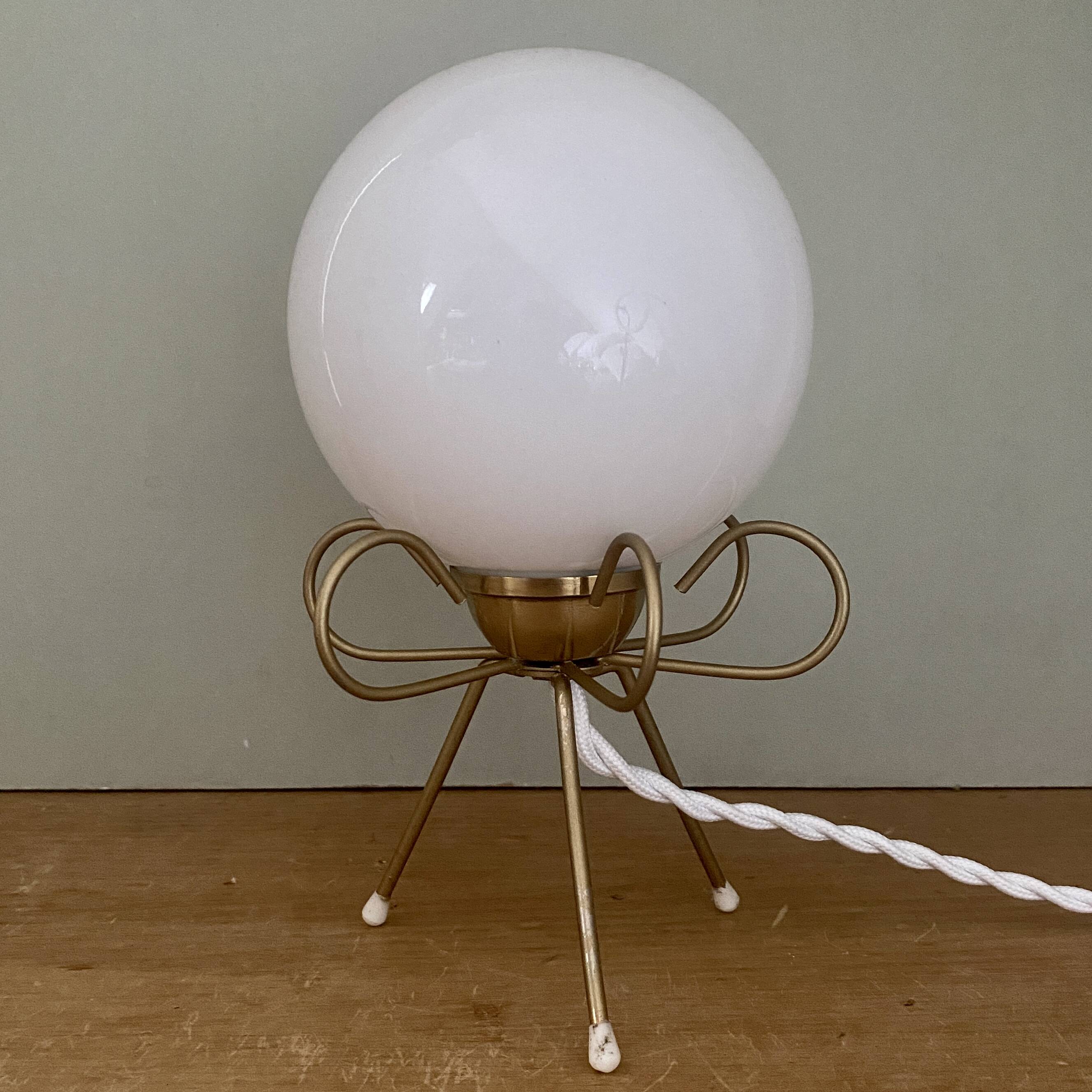 Vintage tripod lamp in brass and white opaline