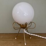 Lampe vintage tripode en laiton et opaline blanche