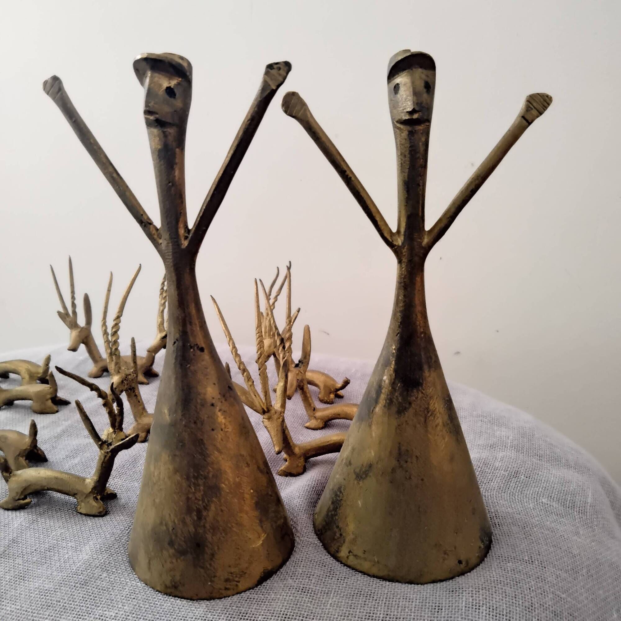 Table set with knife holder and bell