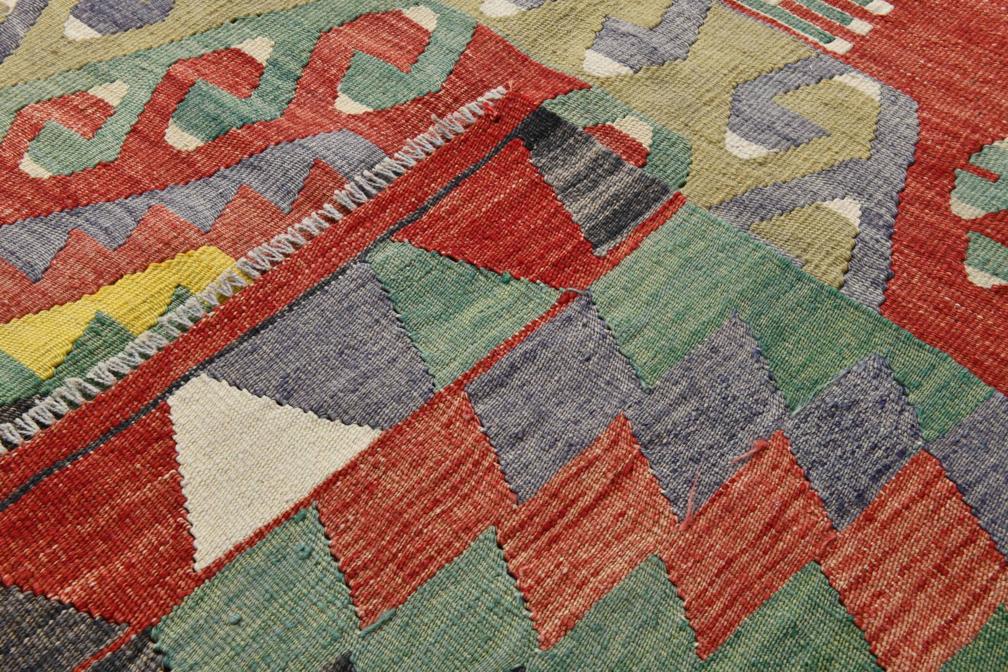 Tapis kilim à décor géométrique rouge et vert olive