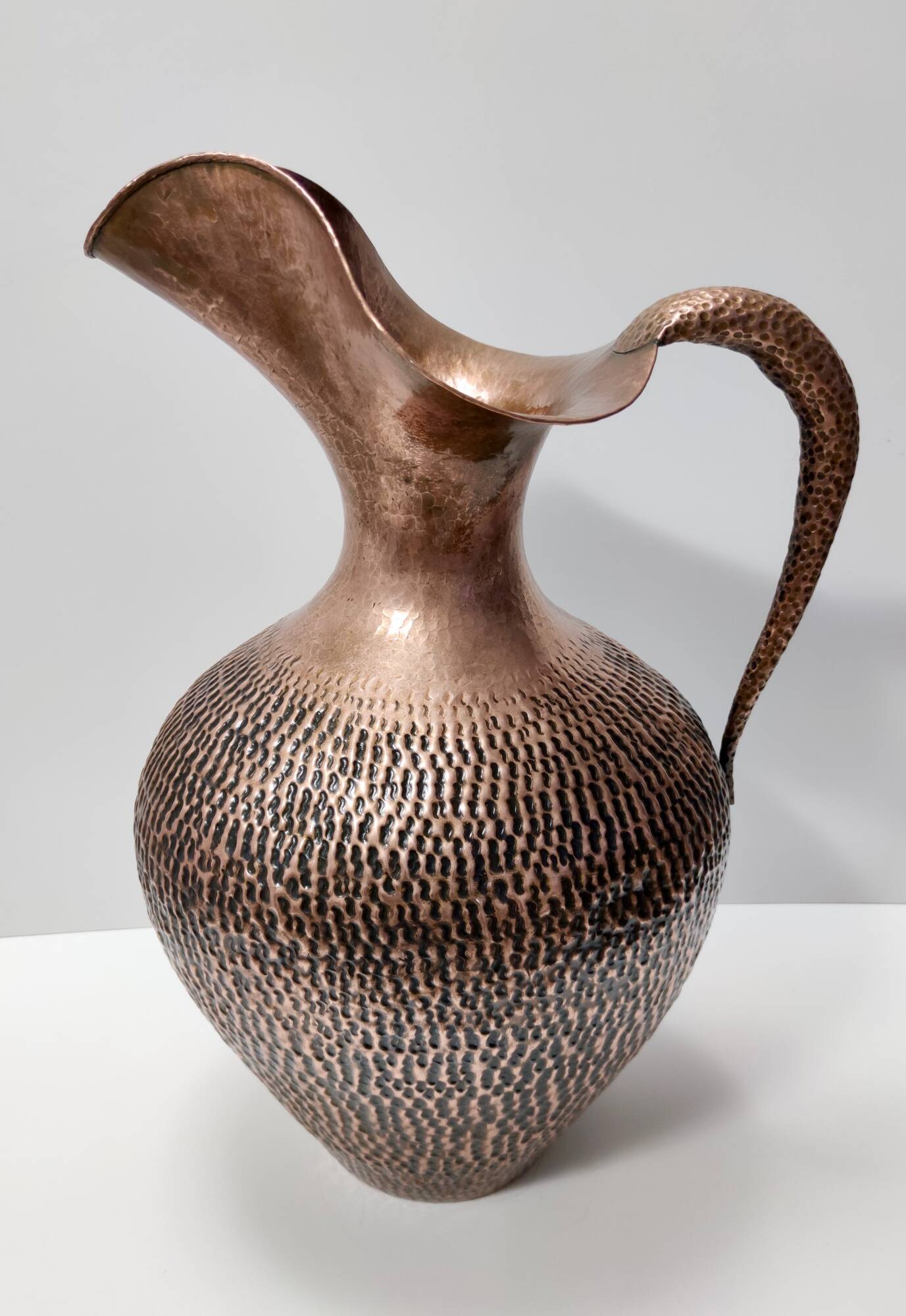 Grand vase pichet en cuivre gaufré par Egidio Casagrande, Italie