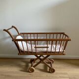 Ancien landeau en bois vintage pour enfant