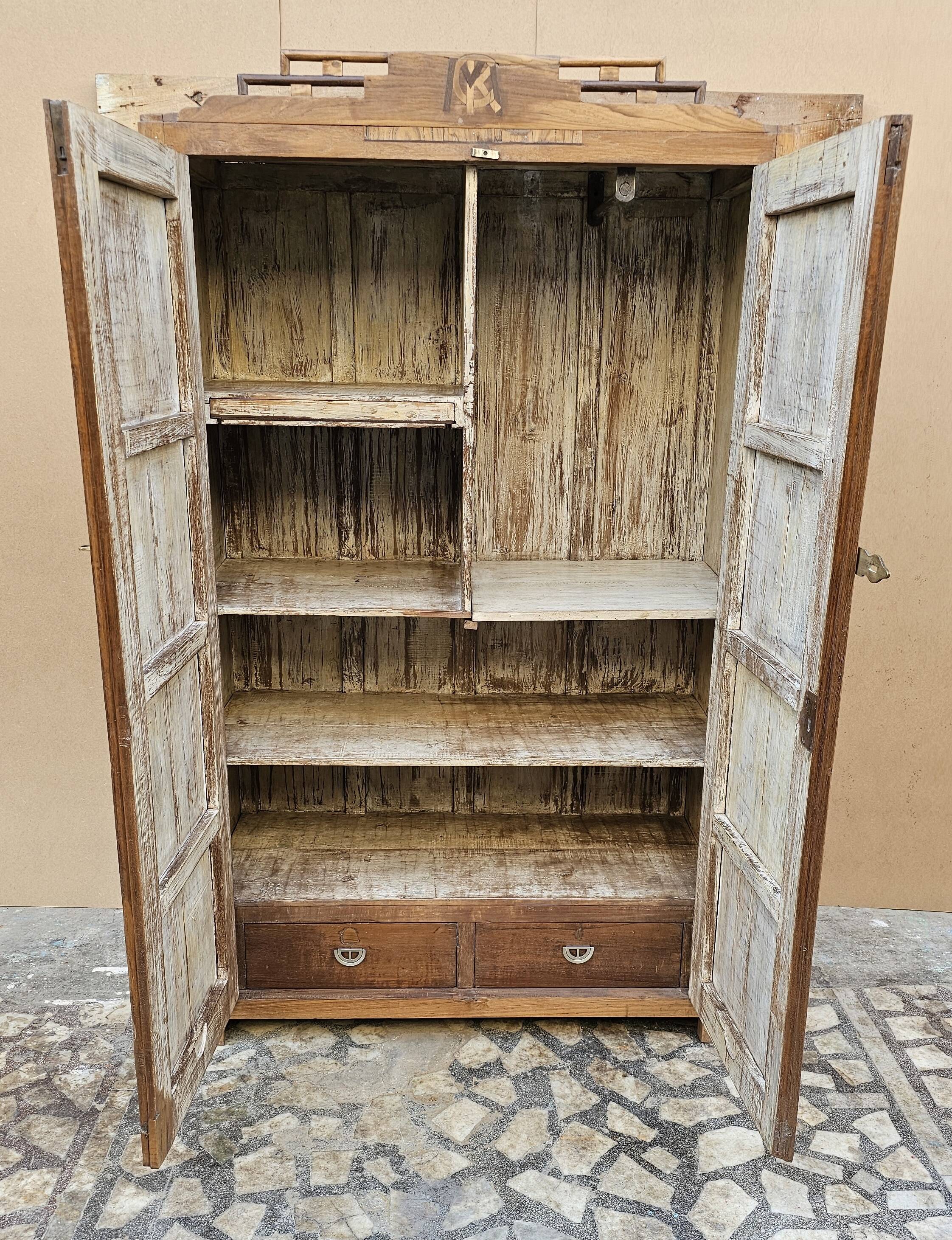 Ancienne armoire Art déco en teck birman