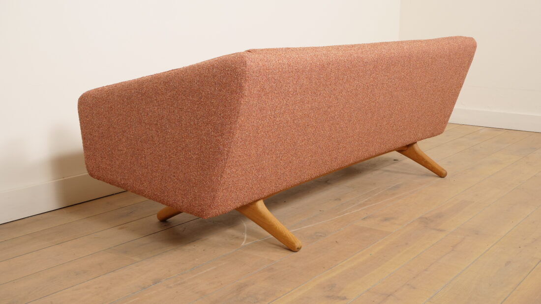 Vintage sofa | 3-seater | ML-90 | pink | reupholstered