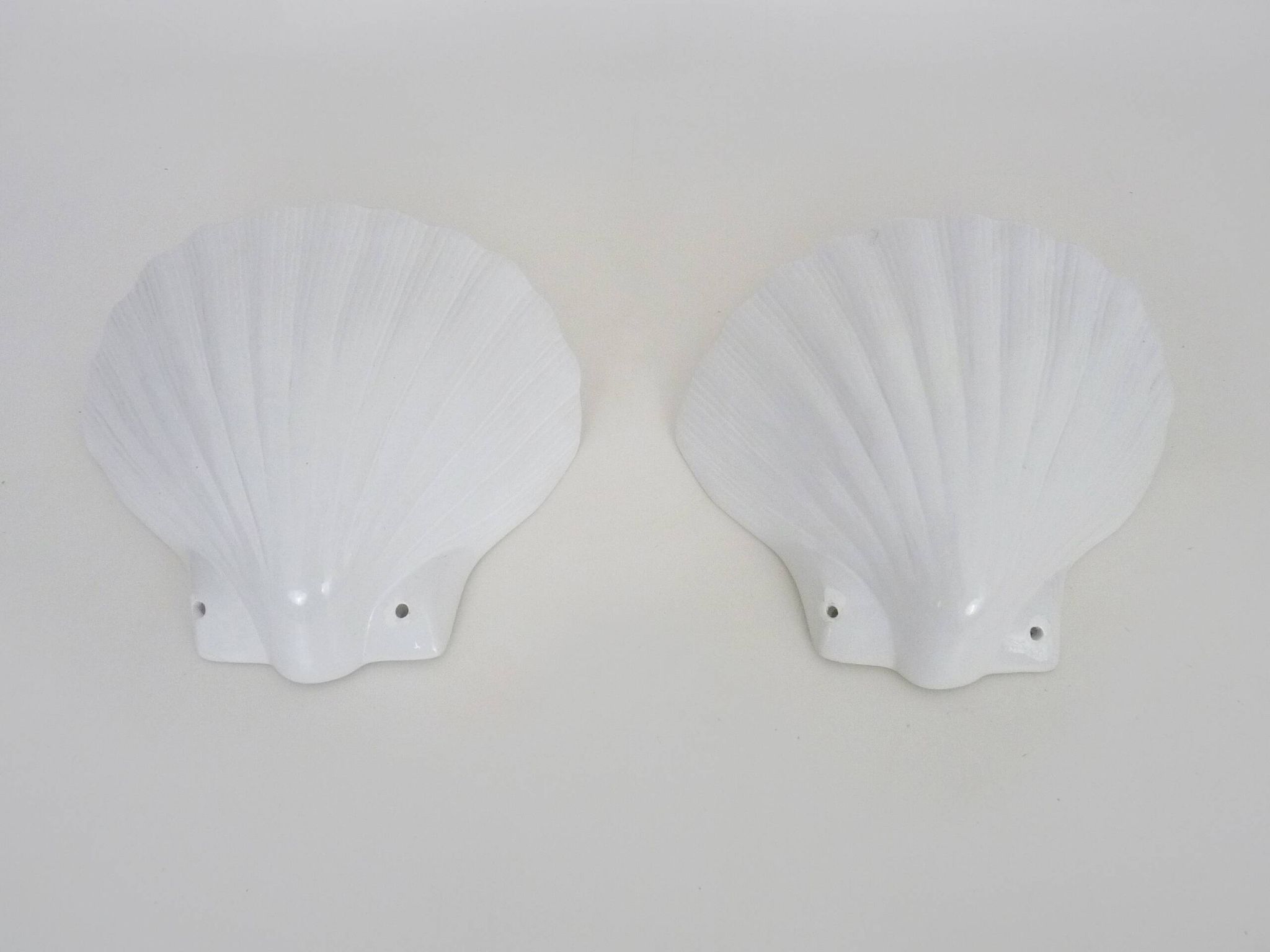 Pair of shell wall lights, in white ceramic. 80s 90s