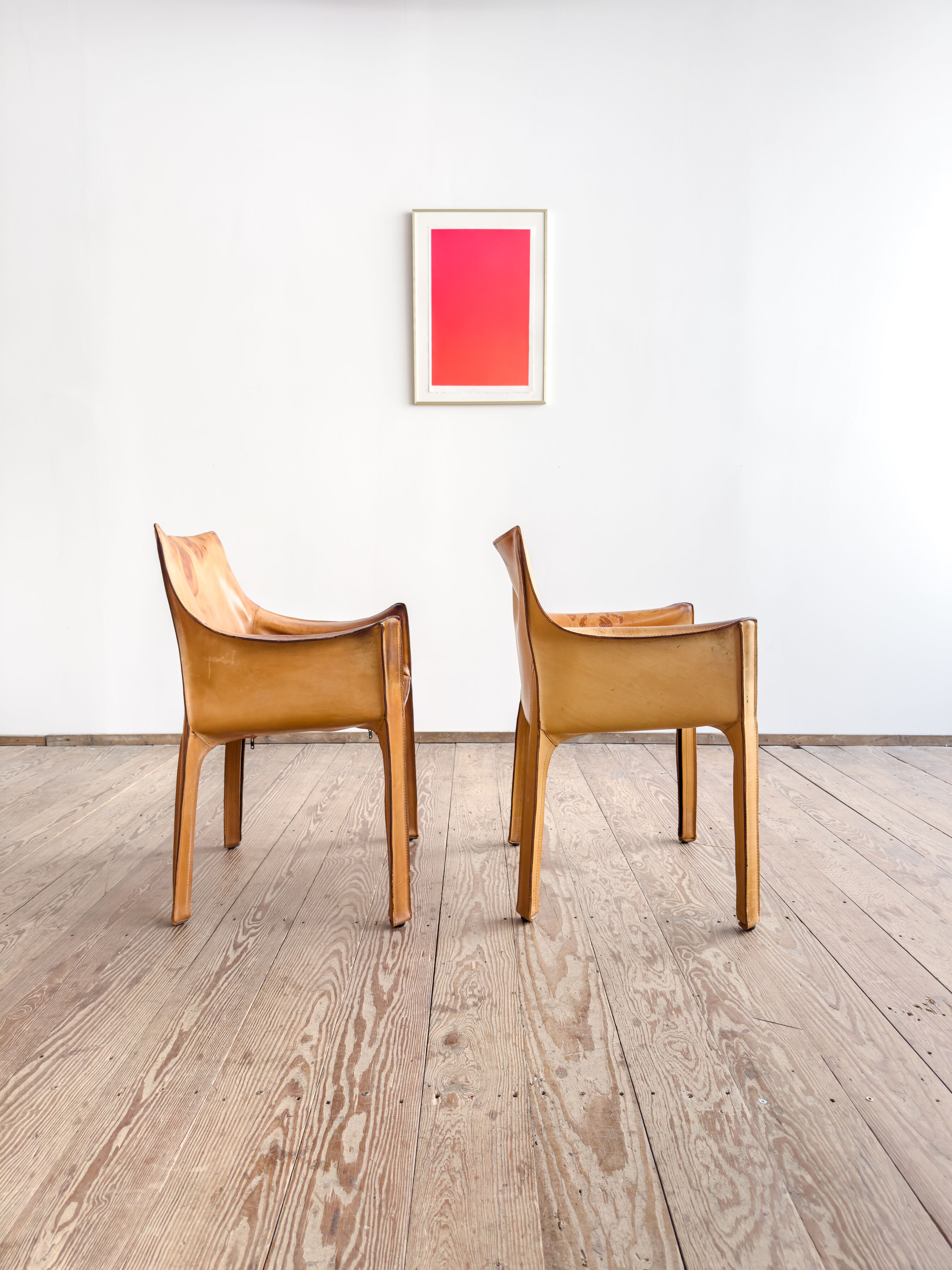 Paire de fauteuils Cab 413 par Mario Bellini en cuir beige patiné, Cassina