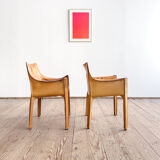 Paire de fauteuils Cab 413 par Mario Bellini en cuir beige patiné, Cassina