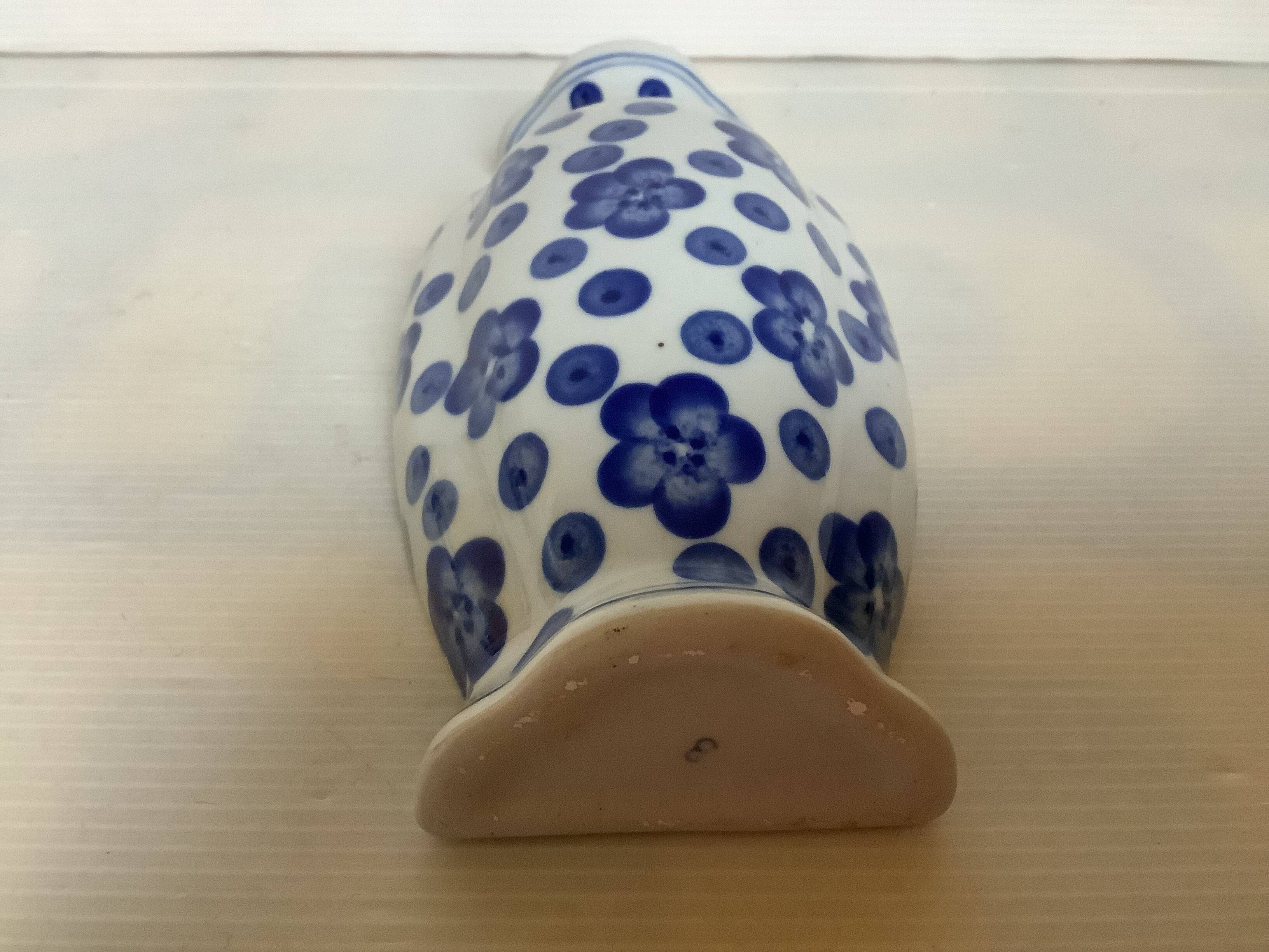 Bouquetière vase of blue flowers