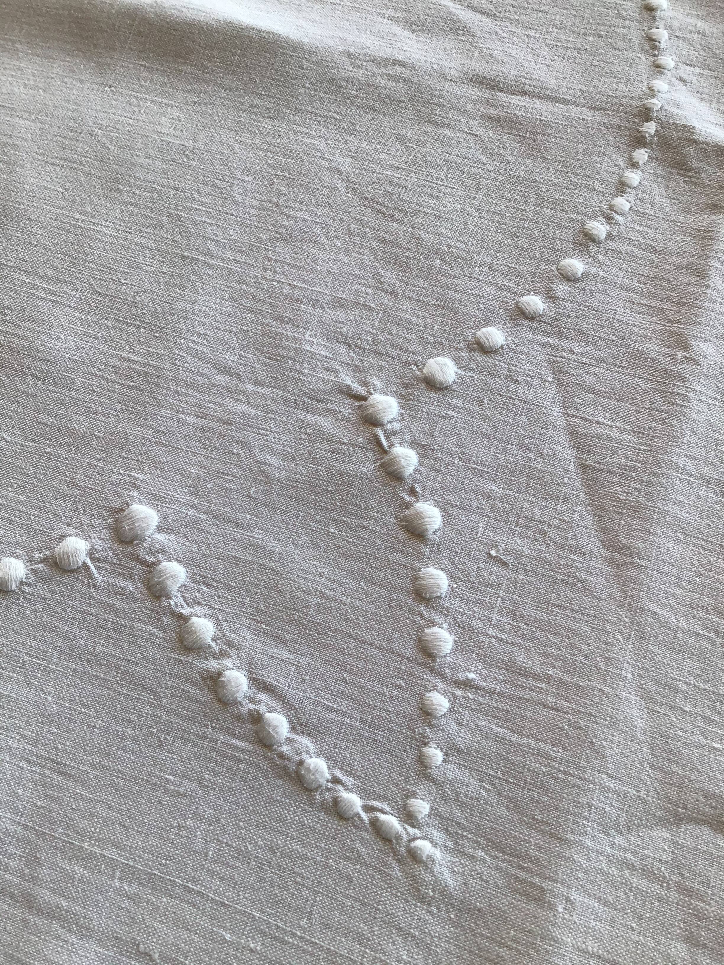 Nappe rect 165x230cm embroidered polka dots in the center.