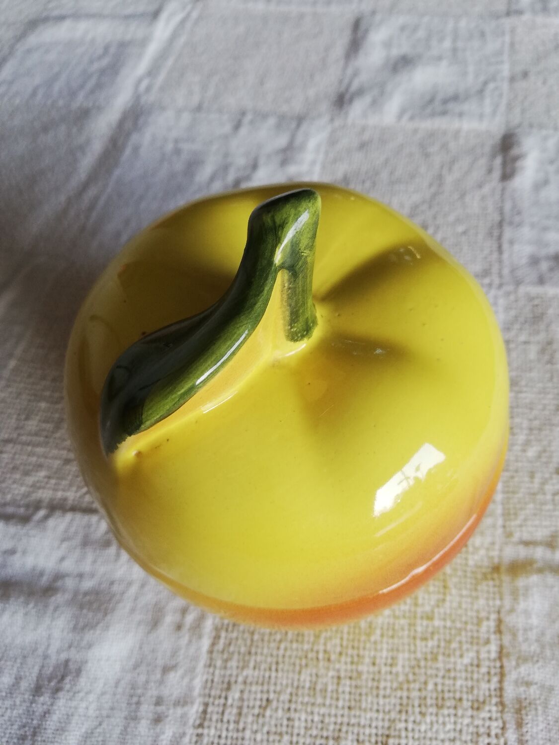 Apple-shaped box pot with ceramic foil