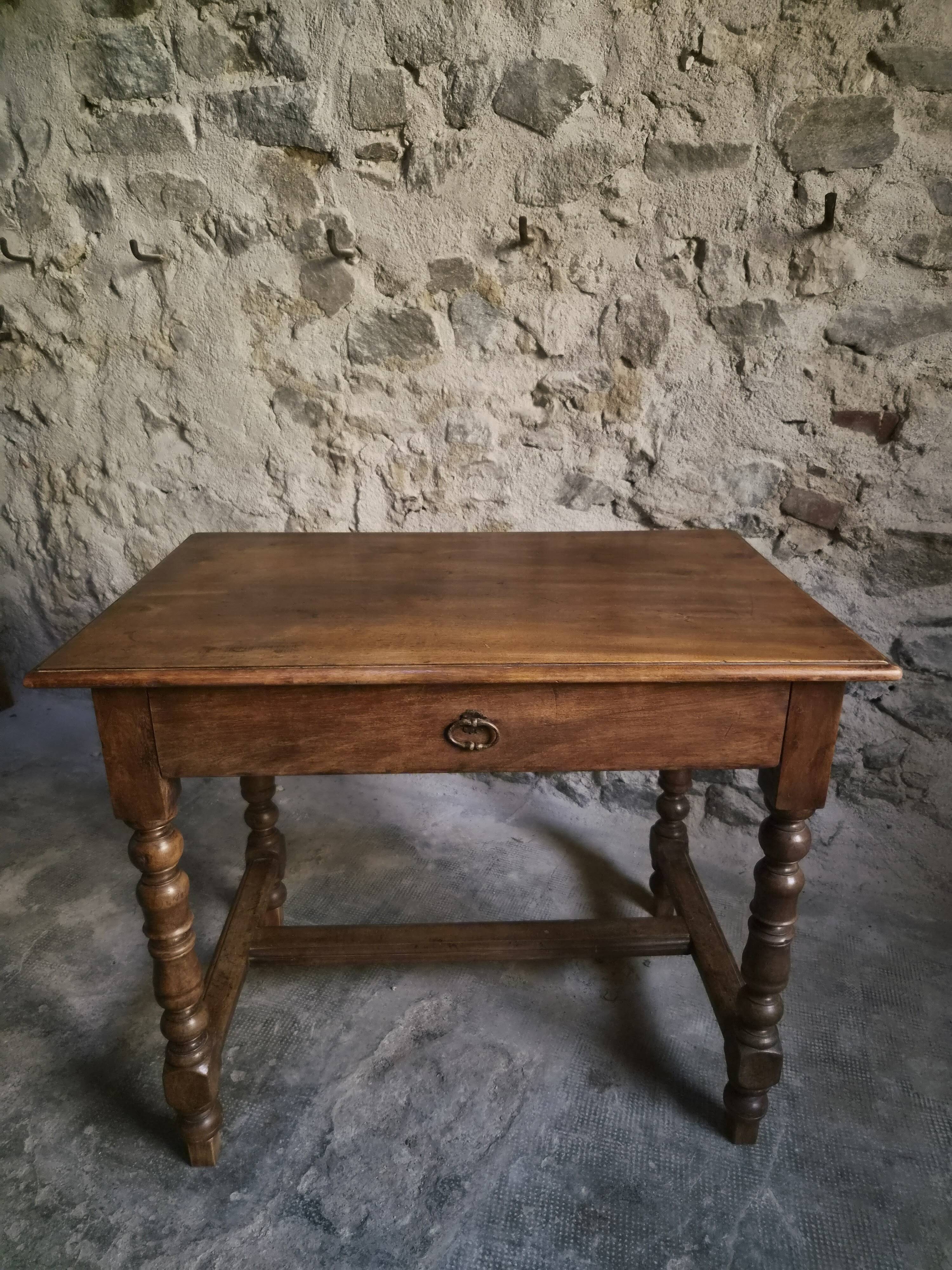 Table d'écriture française ancienne en noyer, bureau du XVIIIe siècle avec tiroir, vers 1750–1800