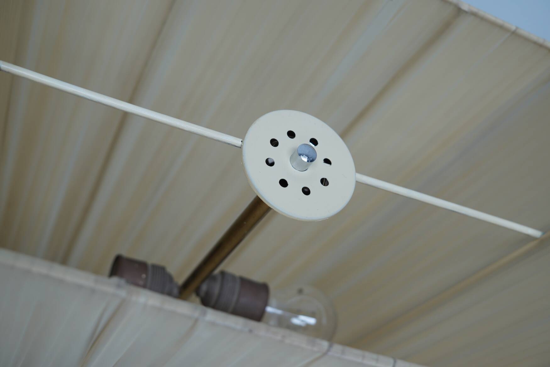 Lampadaire en teck avec abat-jour carré beige, années 1960-70