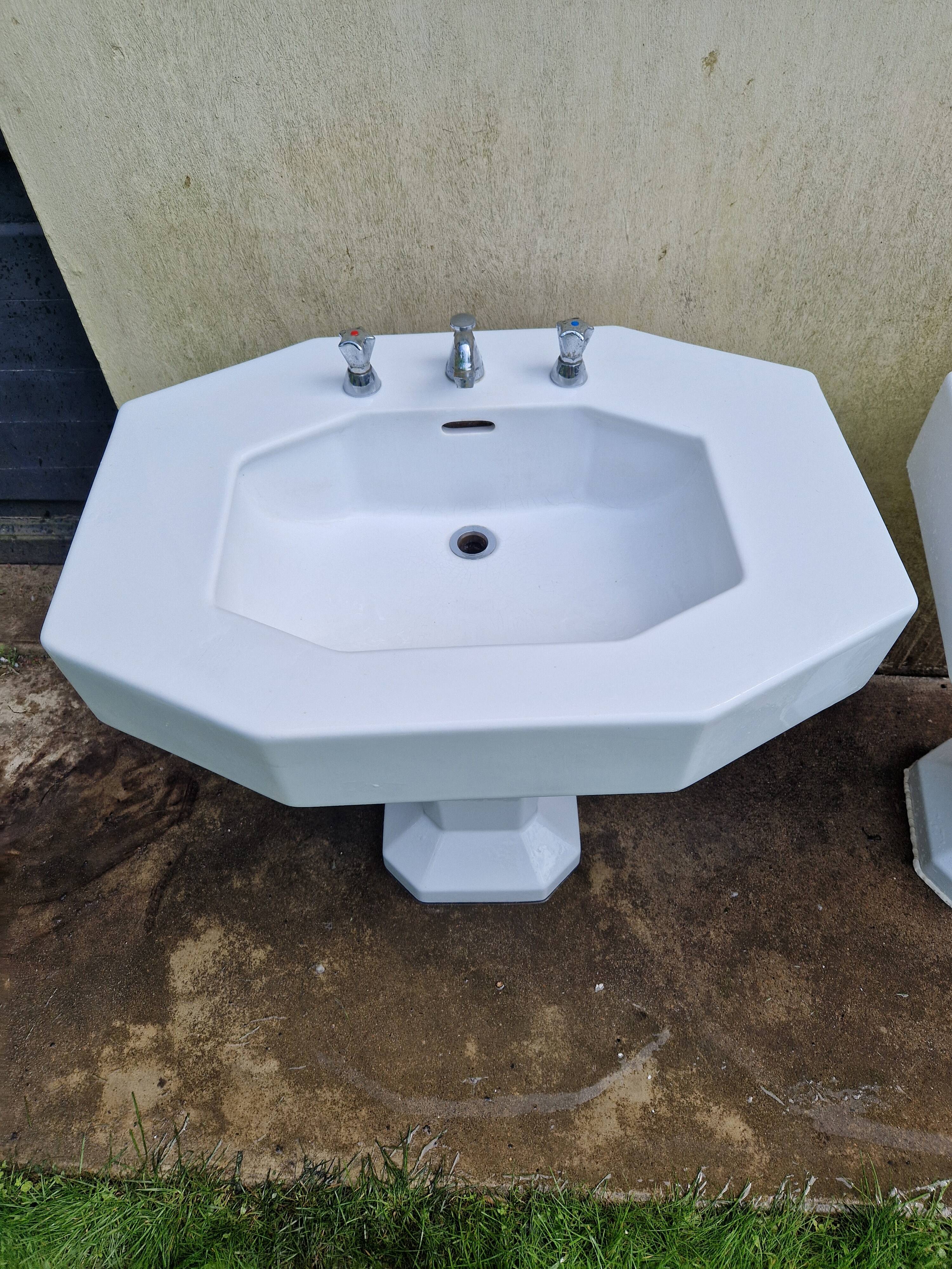 2 pedestal sinks in Art Deco style