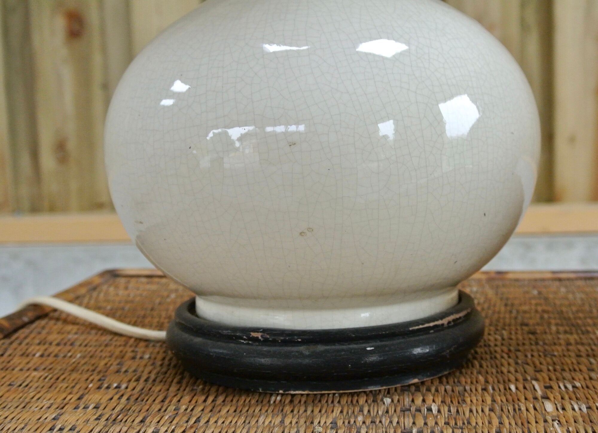Pair of lamps - off-white ceramic foot - wooden bass