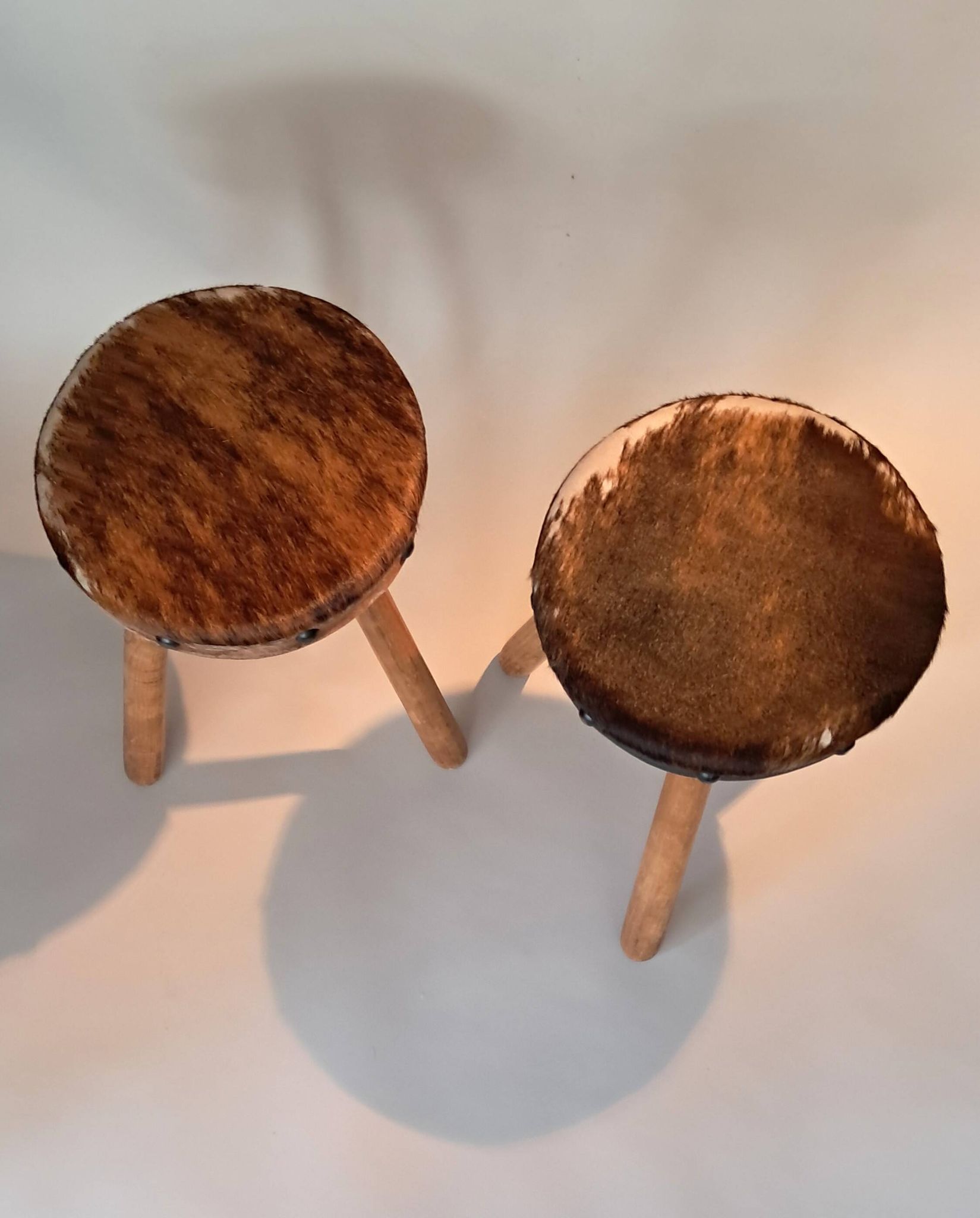 Paire de tabourets tripodes brutaliste 1950/1960.
