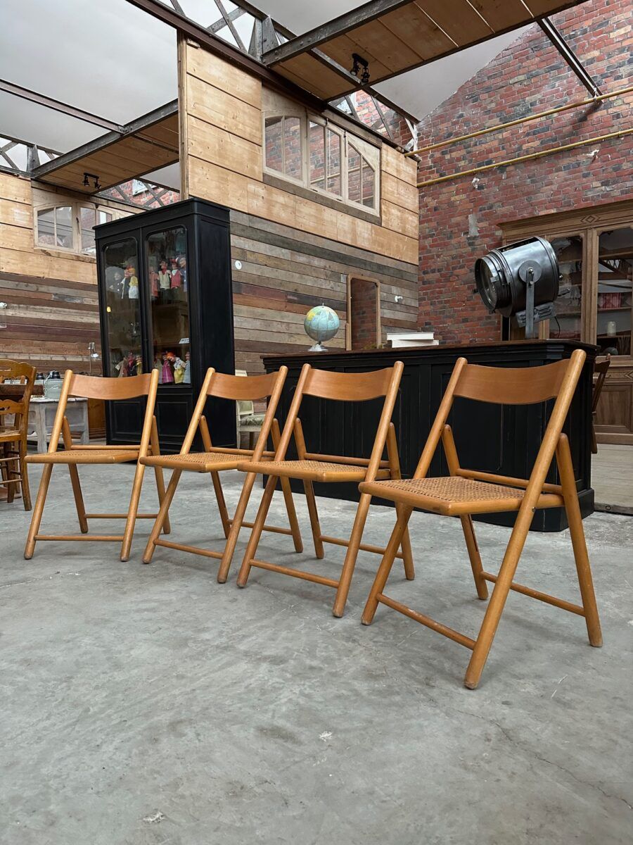 Suite de 4 chaises pliantes cannées 80’s