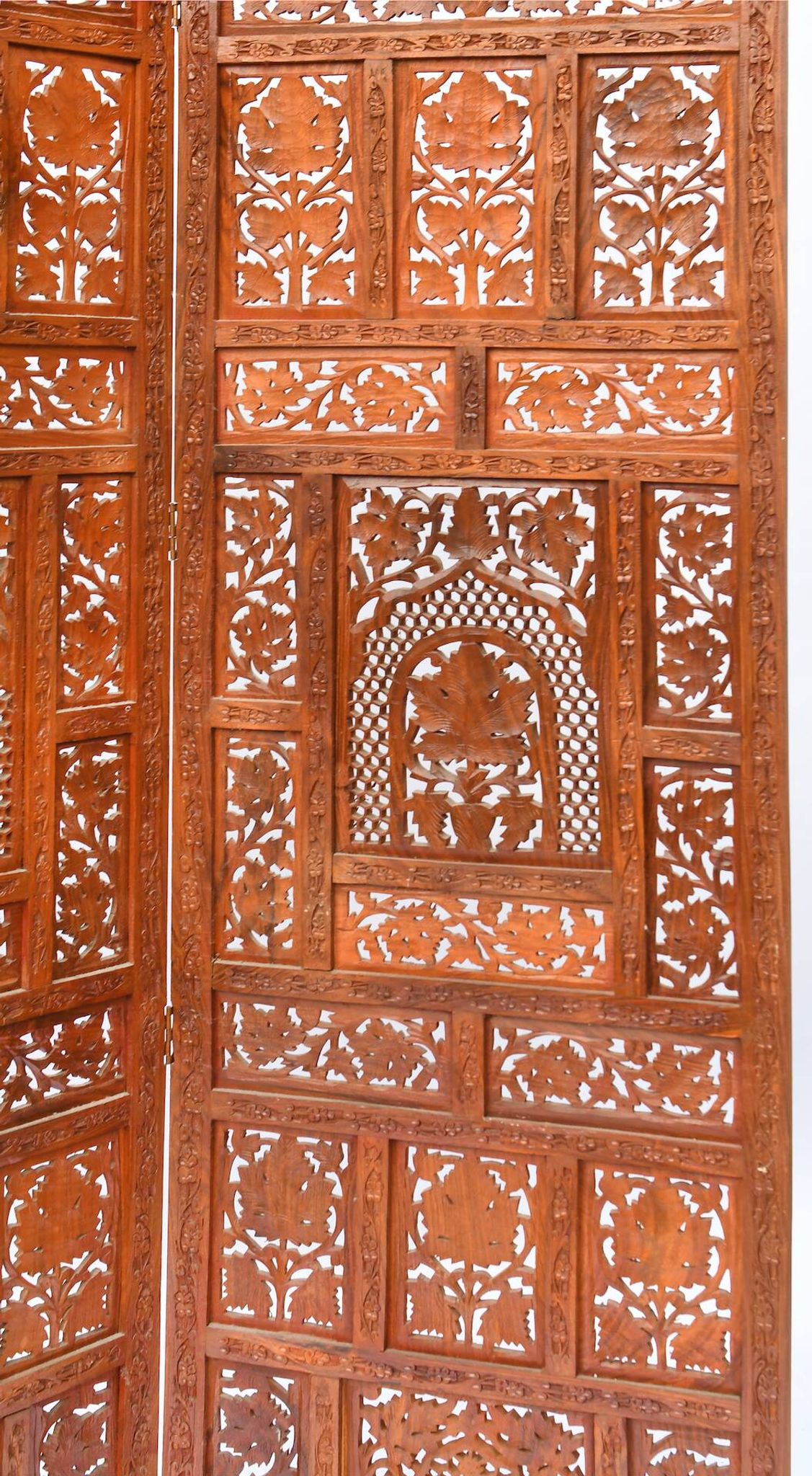 Indian screen with 4 leaves in teak wood with rich openwork decoration of grape leaves