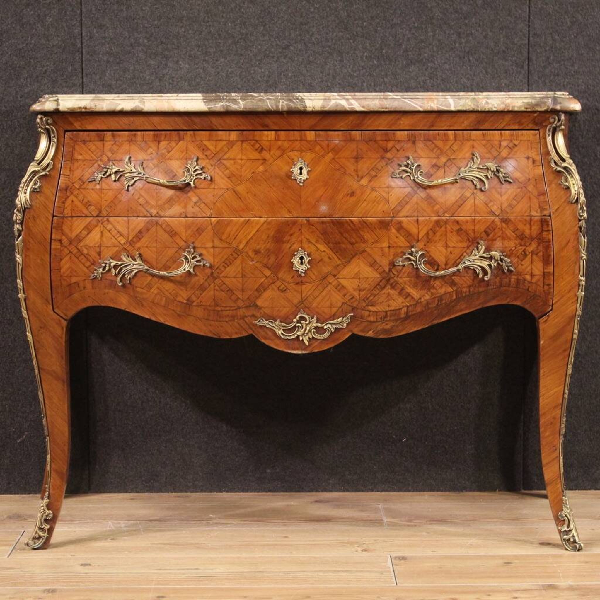 Commode française marquetée de style Louis XV du XXe siècle