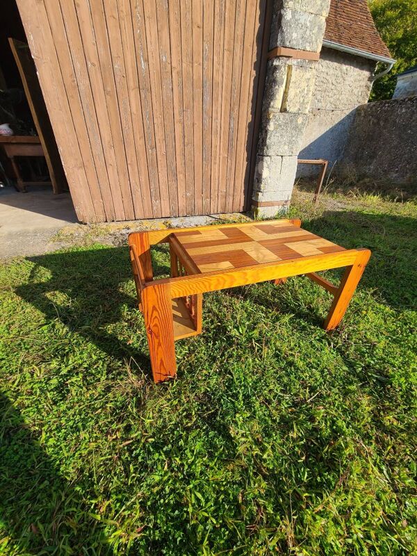 Table basse en pin, plateau en marqueterie 1970, range vinyles.