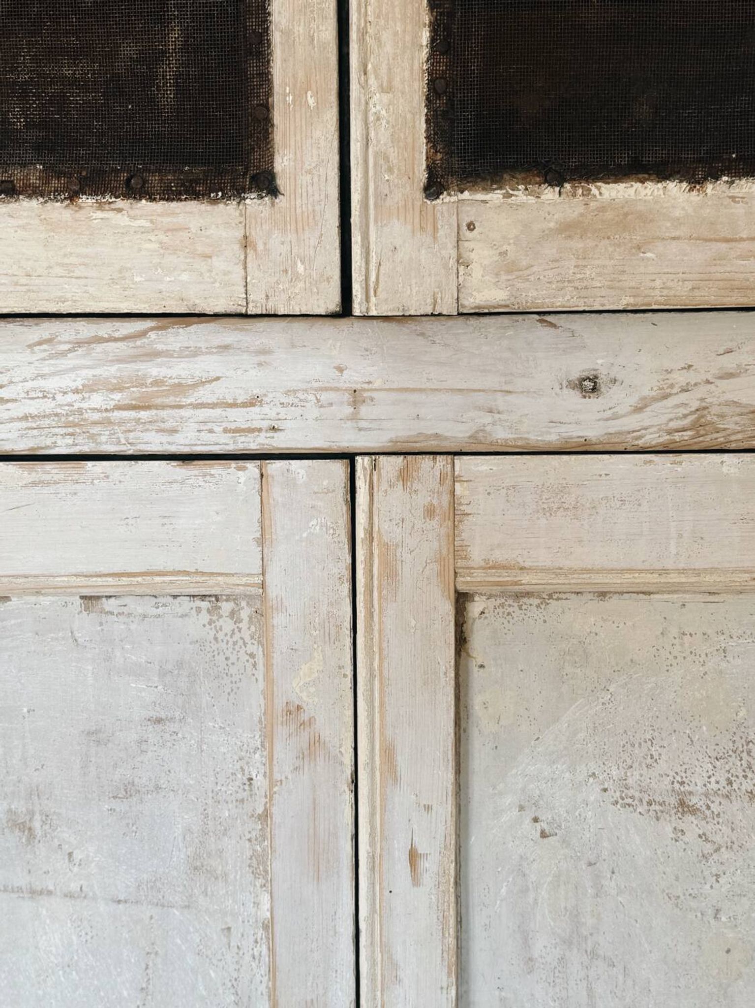 Buffet, vaisselier en bois patiné écru