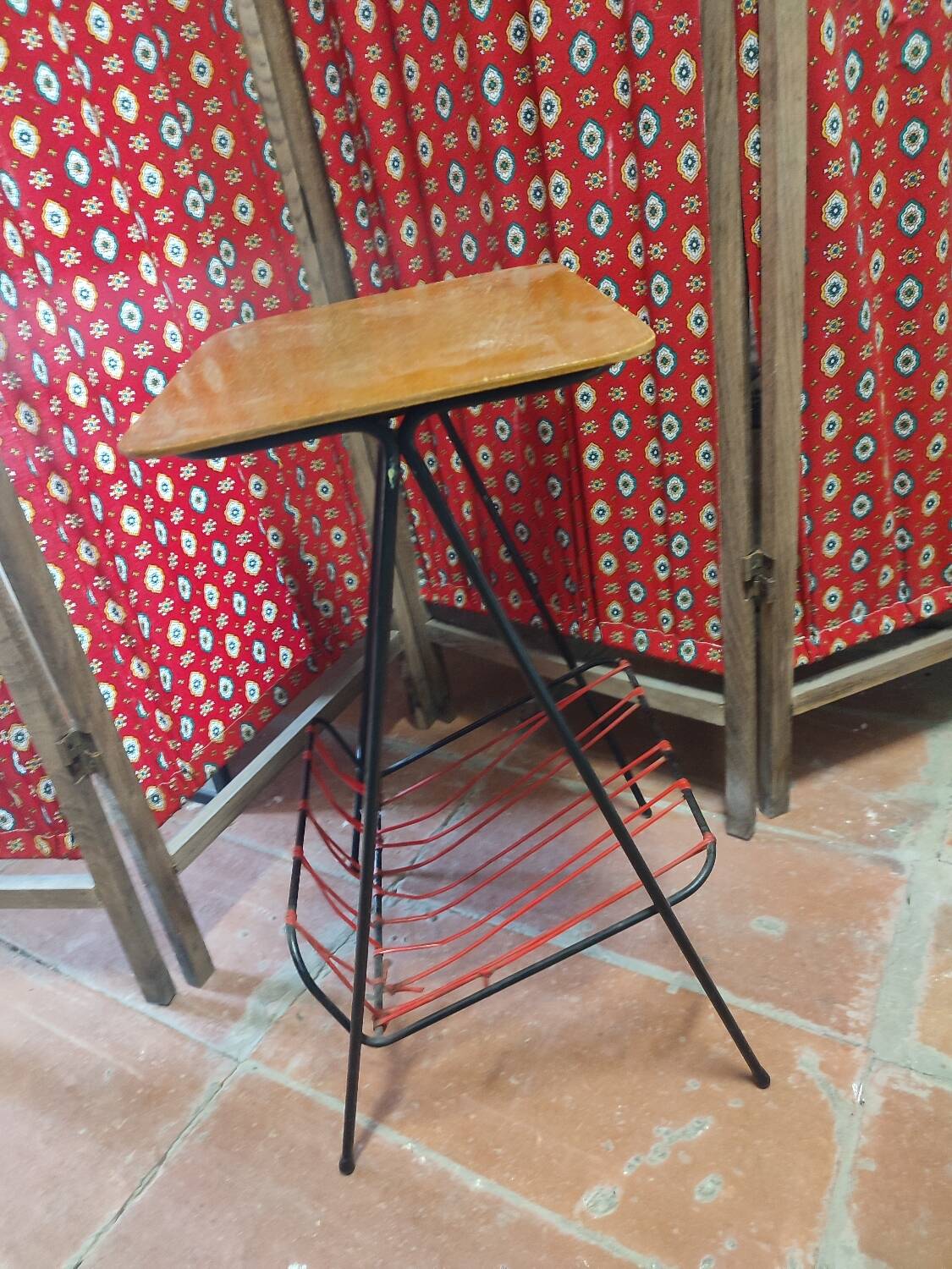 Wooden platinum table and scoubidou