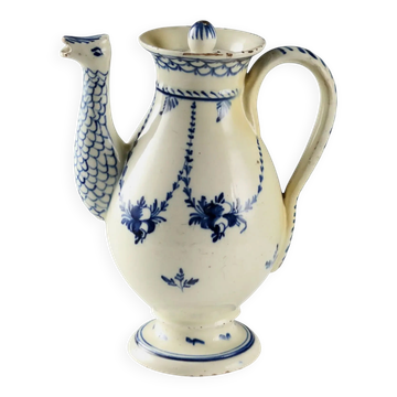 Cafetière ancienne en faïence blanche décorée, Europe XIX Century