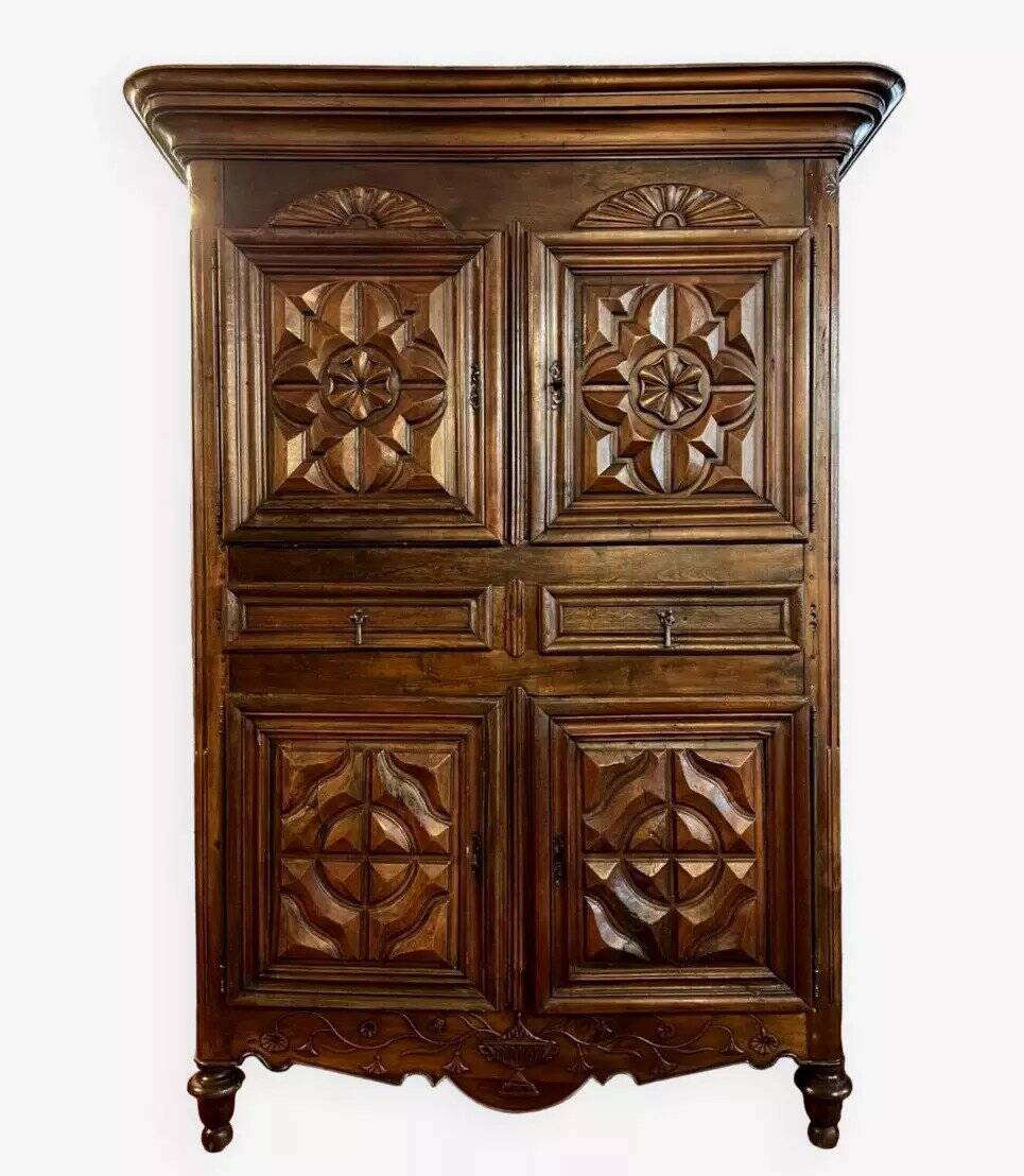 four-panel cabinet from the 18th century in solid walnut
