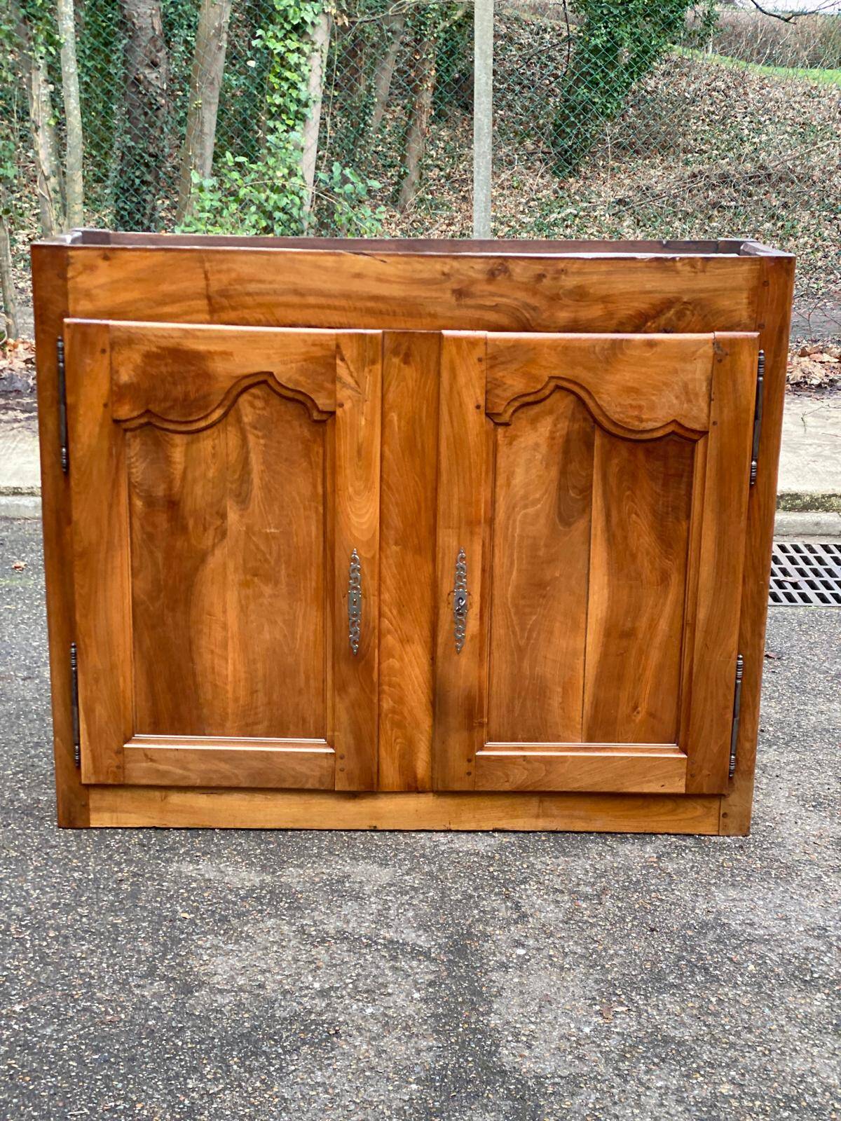 Louis XV buffet in solid wood from the 18th century.