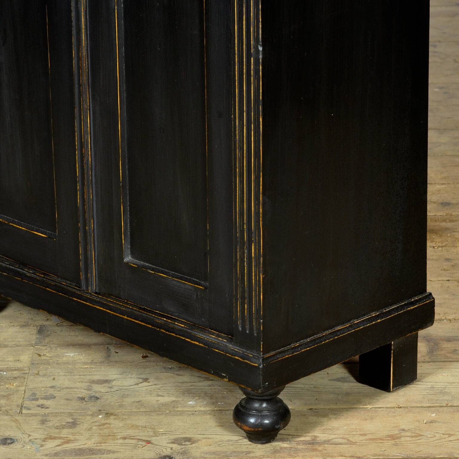 Meuble en pin des années 1930