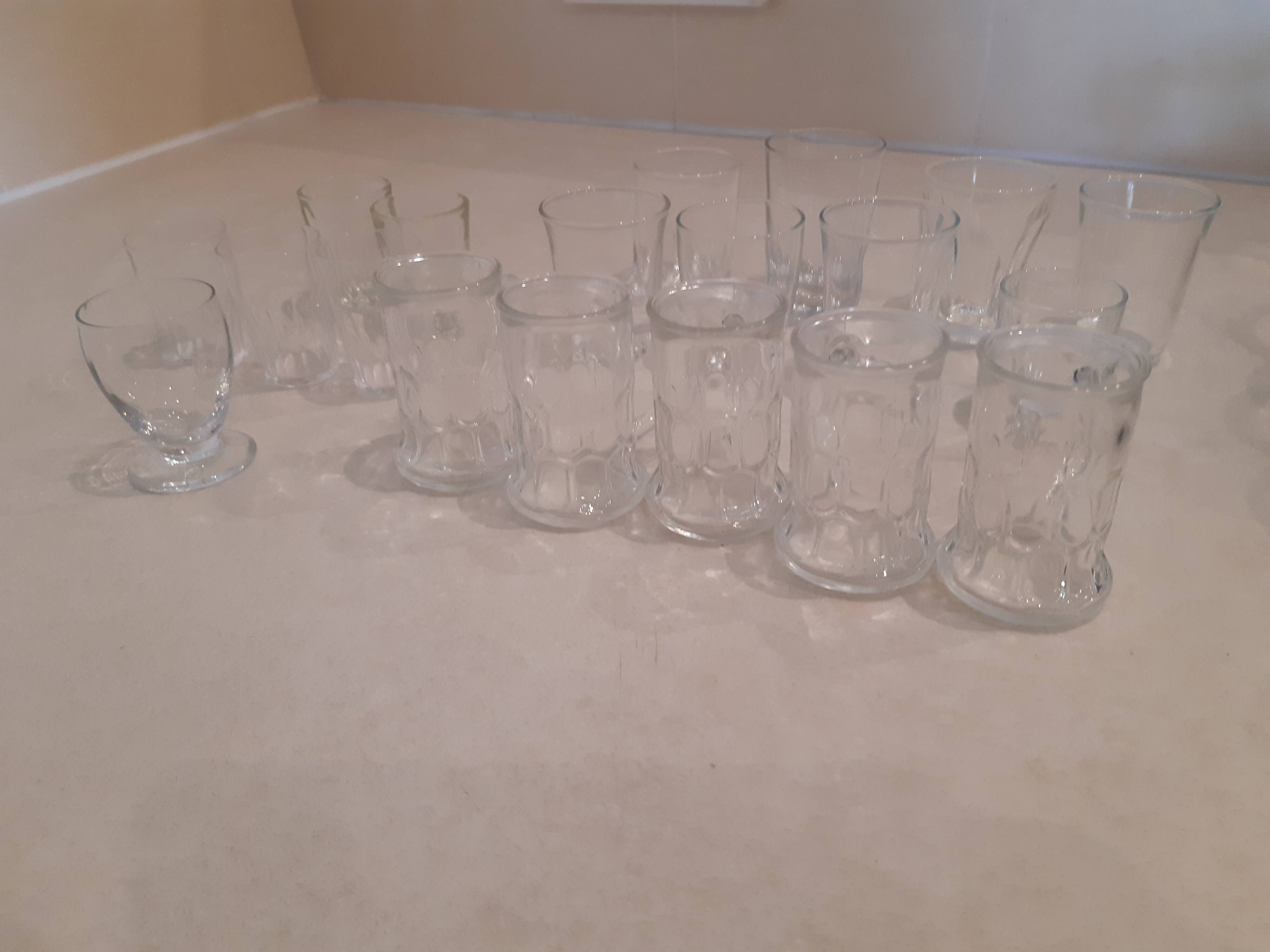 Lot de 21 petits verres dépareillés.