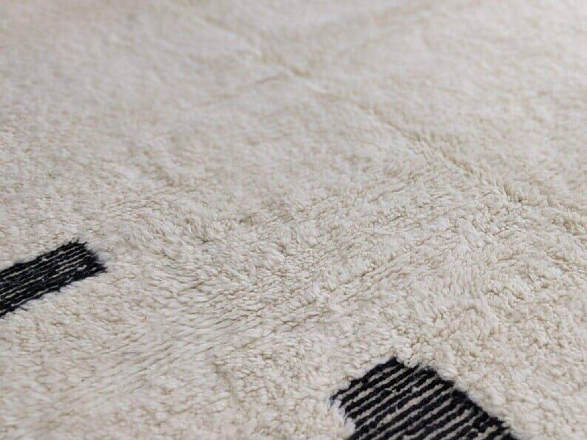 Beni Ourain carpet from the Atlas, made with traditional artisanal craftsmanship.