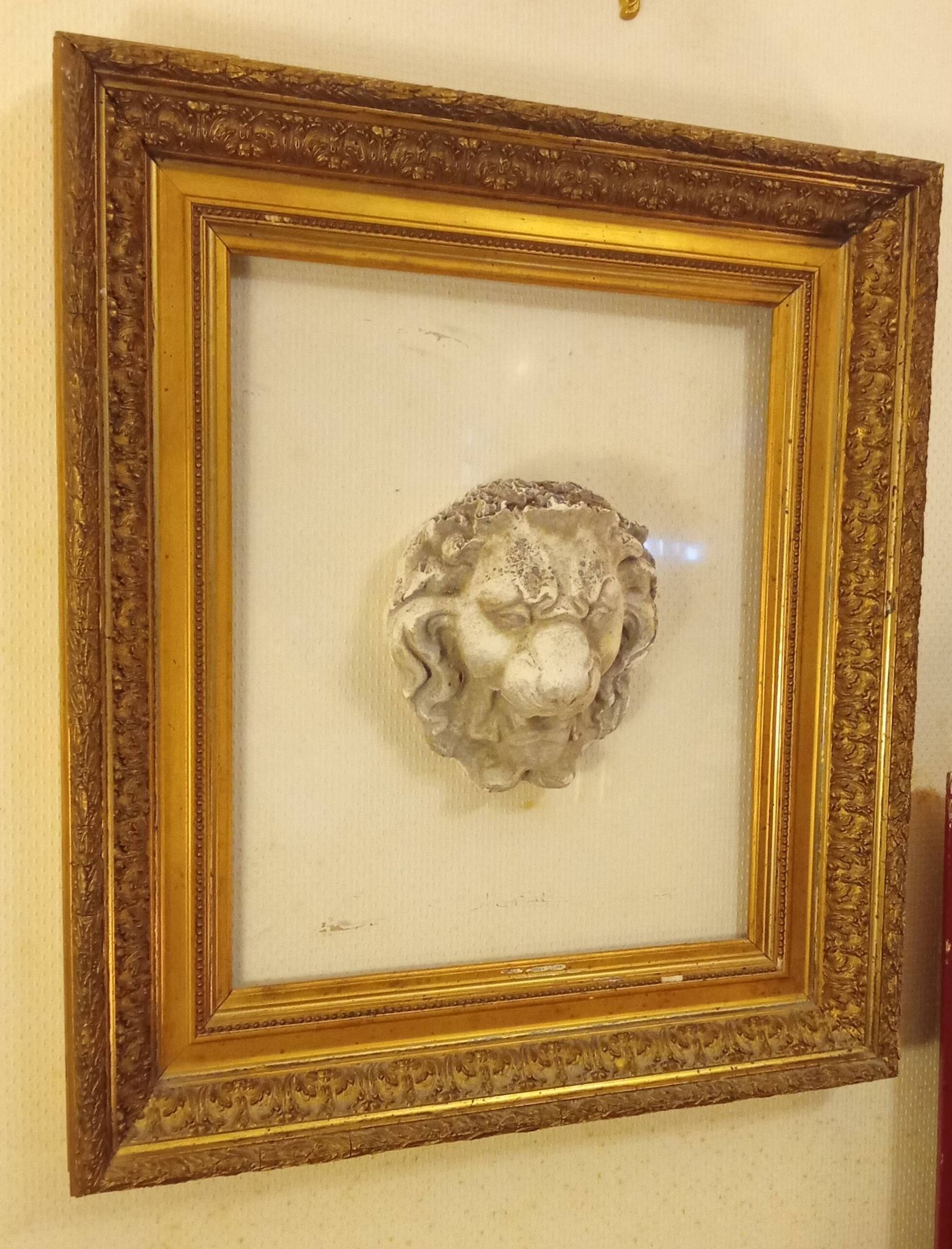Ancien cadre doré ornement tête de lion sur plexiglas
