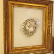 Ancien cadre doré ornement tête de lion sur plexiglas