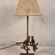 Lampe de table vintage en métal bronze avec oiseaux cardinaux sur branches