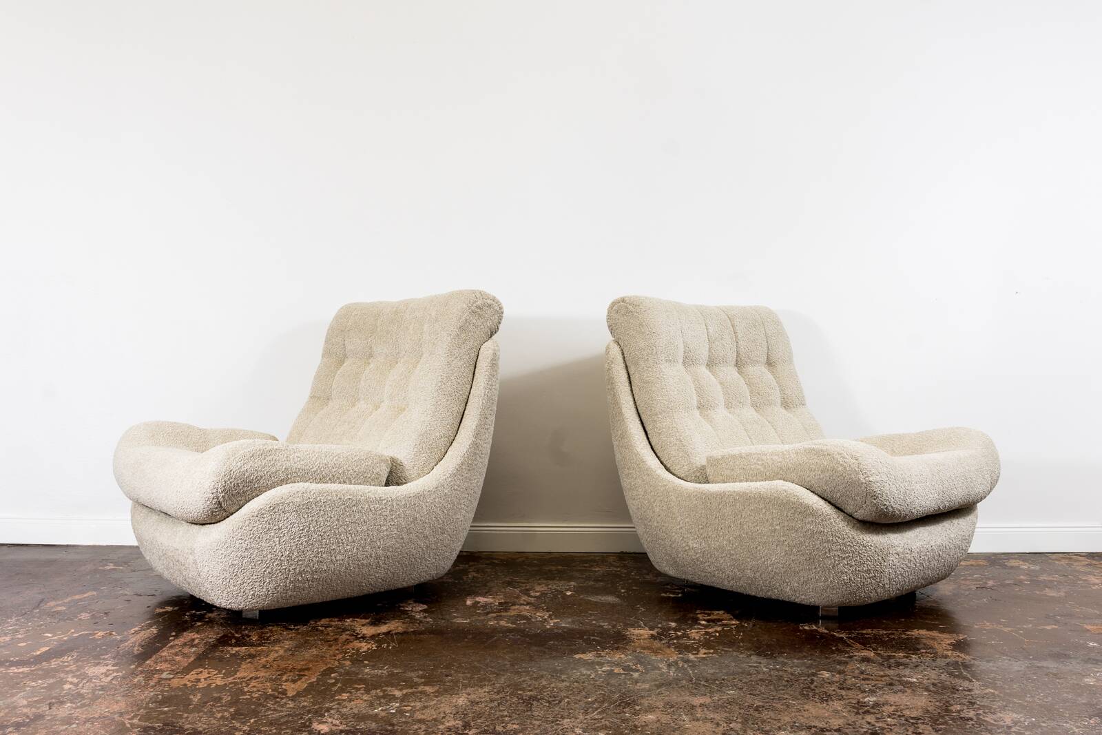 Customizable Pair of Space Age Lounge Chairs Atlantis in Beige Boucle 1970'