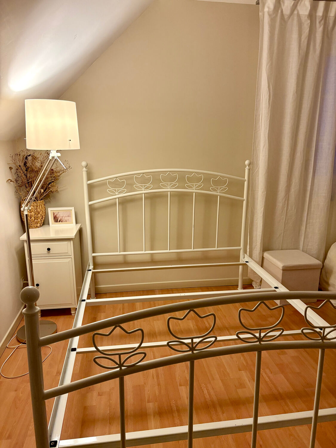 Double bed "Tulipes" in white metal from the 2000s.